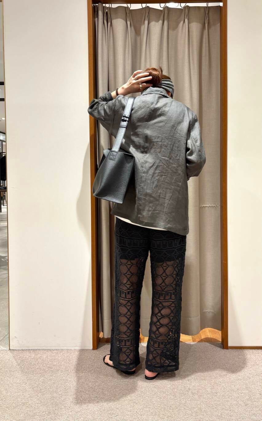 グリーン系のその他アウター、その他のTシャツ/カットソー、ブラウン系のヘアバンドを着用したレディースの春コーディネートの2枚目の写真