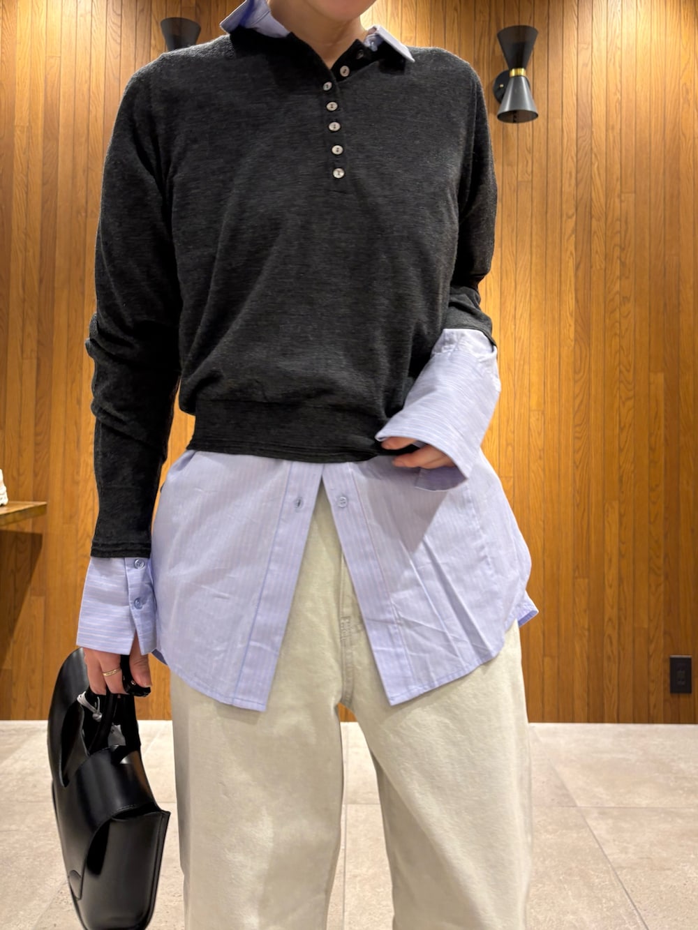 その他のシャツ/ブラウス、グレー系のデニムパンツ、シルバー系のパンプスを着用したレディースの冬コーディネートの10枚目の写真