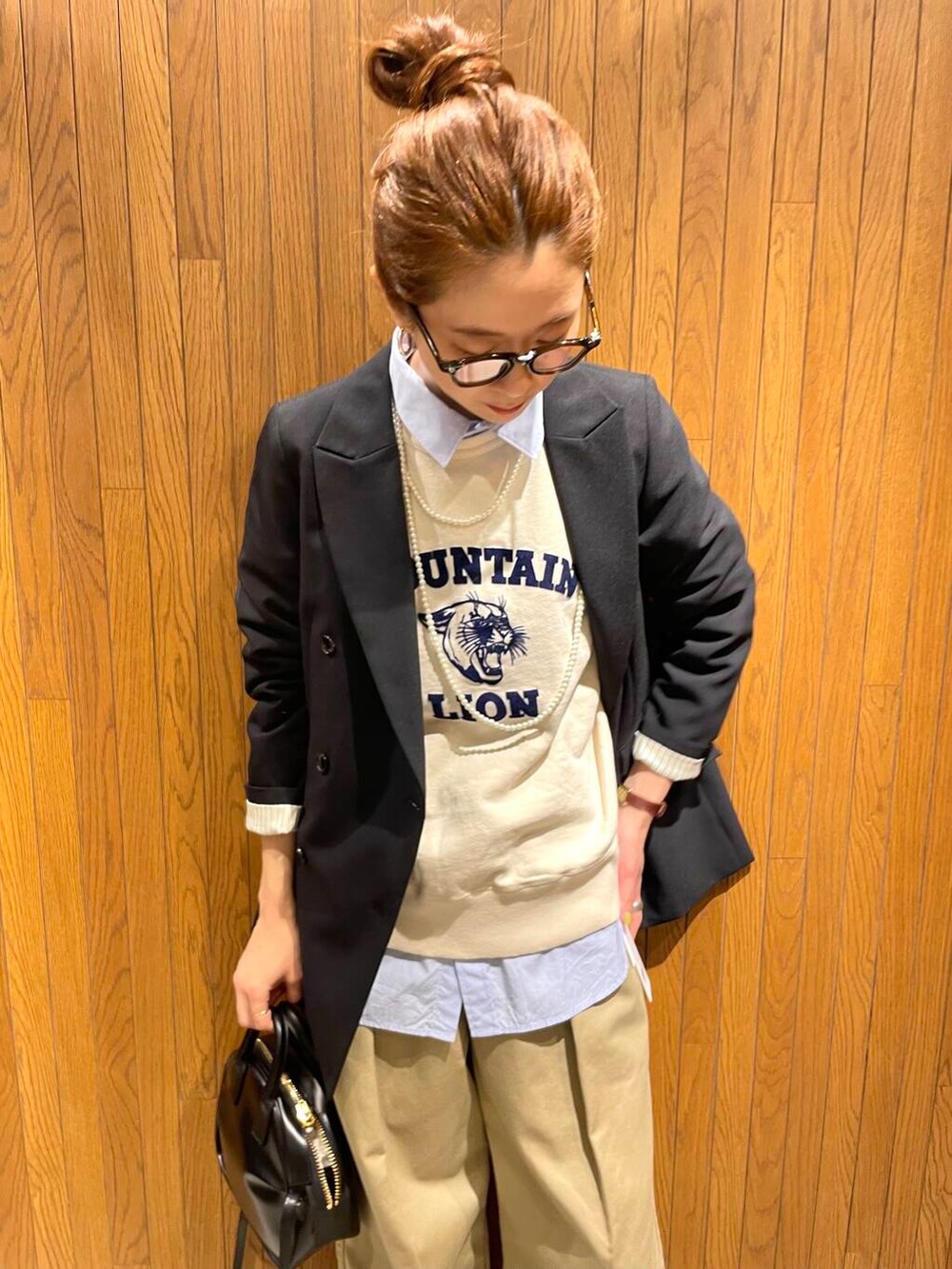ベージュ系のその他パンツ、ブラック系のその他アウター、ベージュ系のスウェットを着用したレディースの冬コーディネートの5枚目の写真