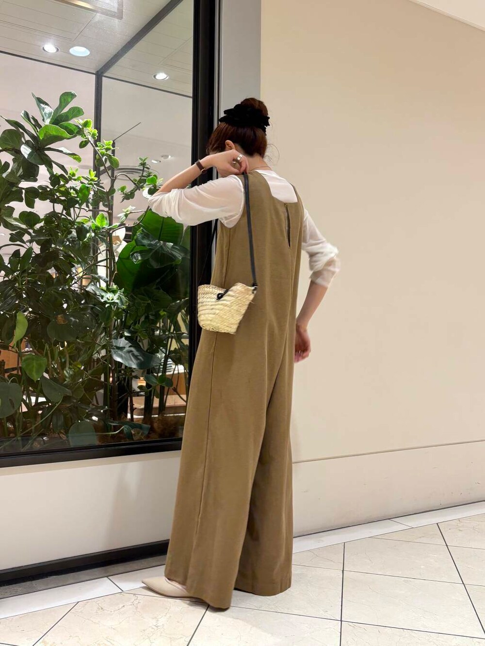 ゴールド系のブレスレット、ブラック系のヘアゴムを着用したレディースの春コーディネートの5枚目の写真