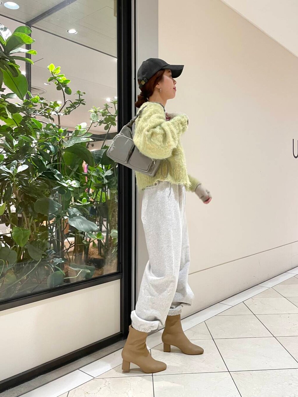 グレー系のショルダーバッグ、ベージュ系のブーツ、グレー系のその他パンツを着用したレディースの冬コーディネートの3枚目の写真