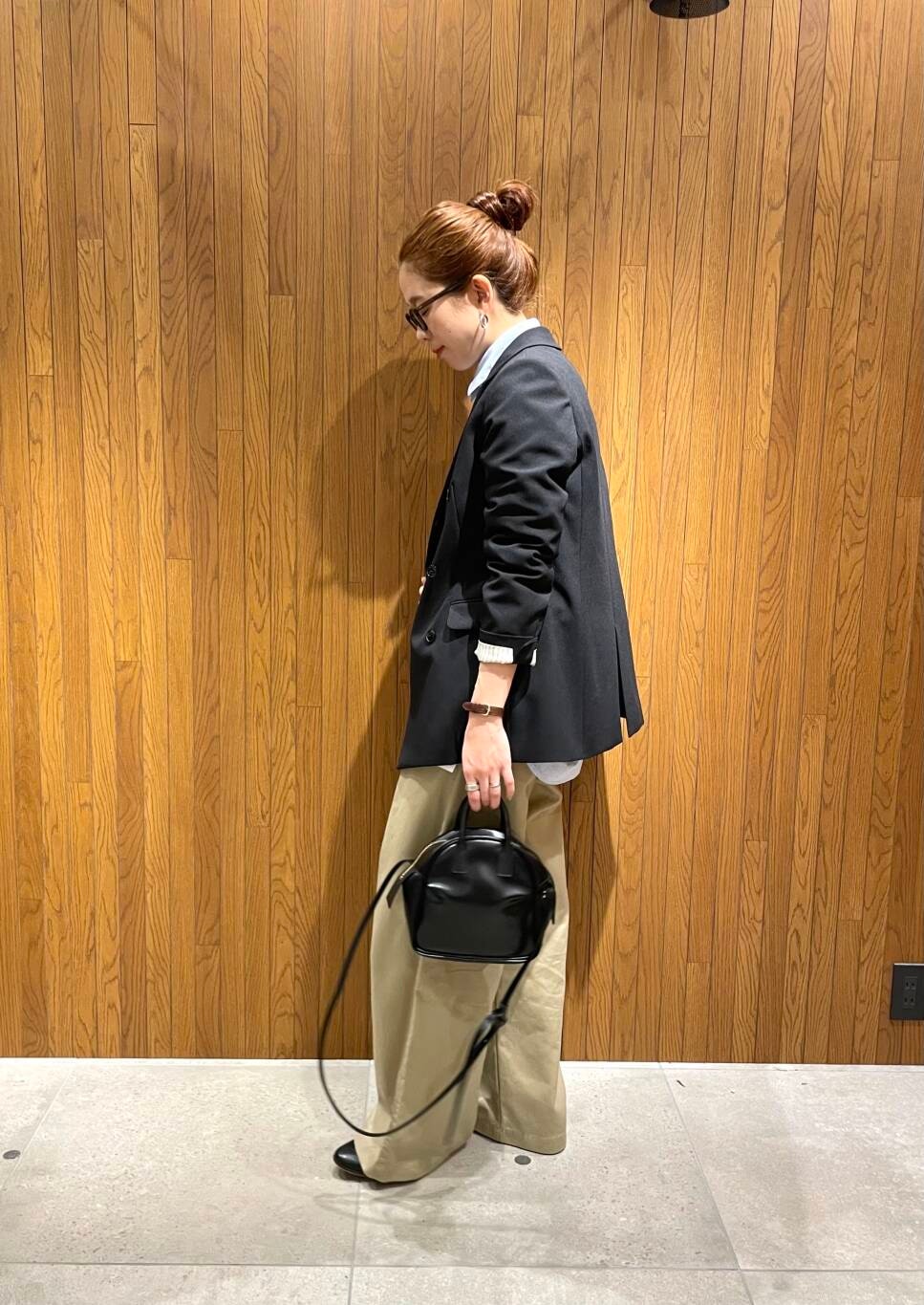 ベージュ系のその他パンツ、ブラック系のその他アウター、ベージュ系のスウェットを着用したレディースの冬コーディネートの2枚目の写真
