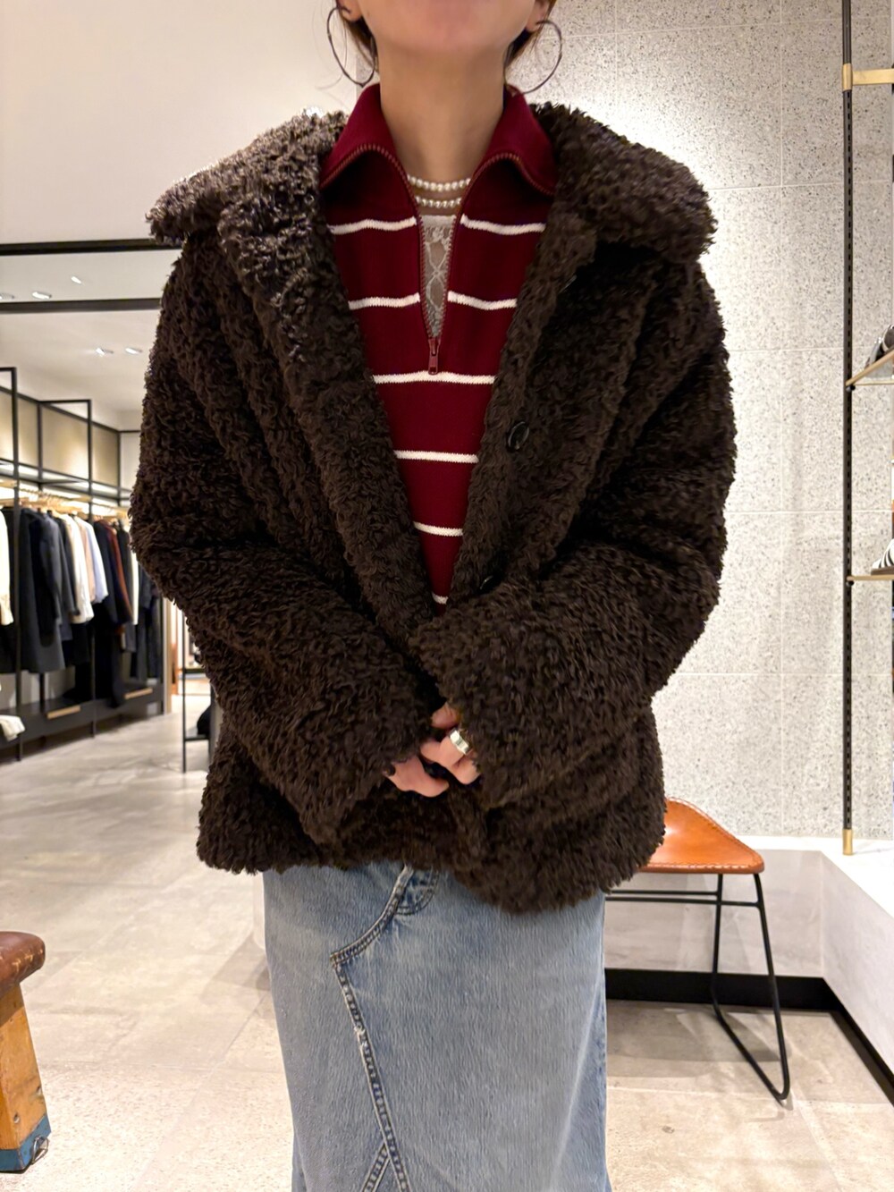 ブラウン系のその他アウター、その他のニット/セーターを着用したレディースの秋コーディネートの6枚目の写真