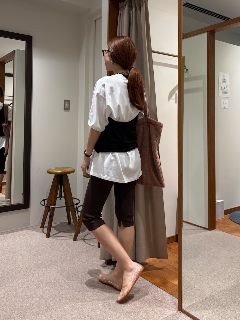 ホワイト系のTシャツ/カットソー、イエロー系のトートバッグ、ベージュ系のバレエシューズを着用したレディースの夏コーディネートの2枚目の写真