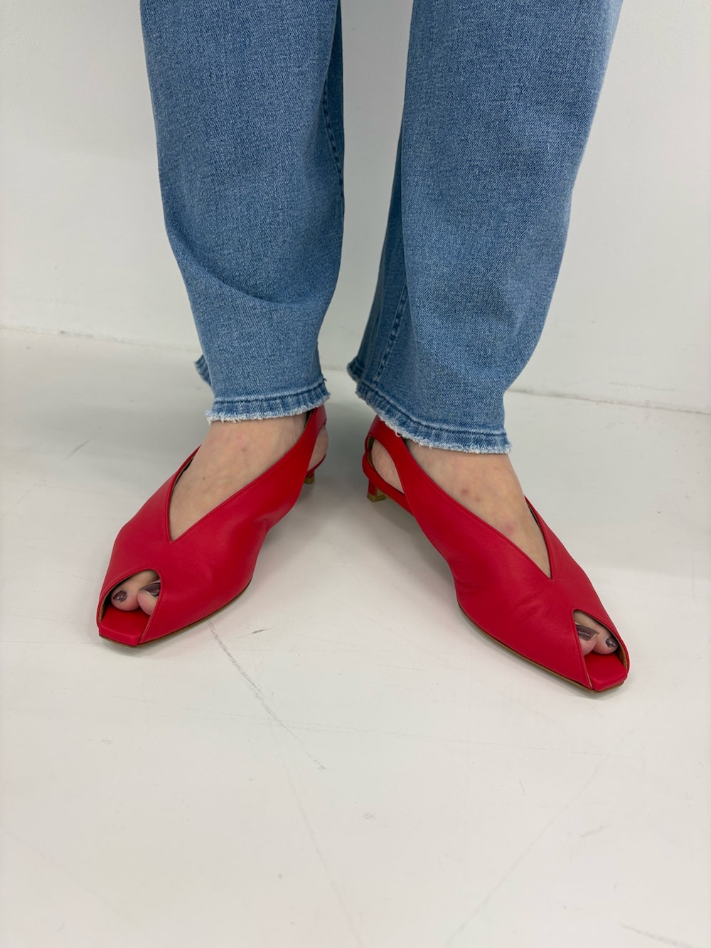 ブルー系のその他アウター、ホワイト系のスウェット、ブルー系のデニムパンツを着用したレディースの春コーディネートの8枚目の写真