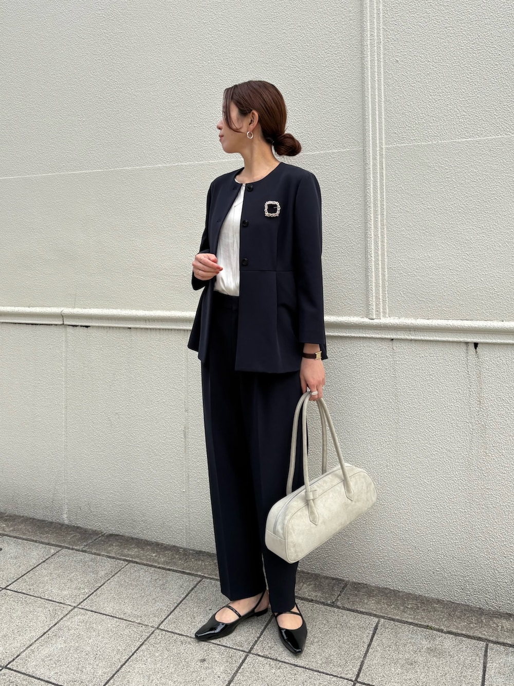 ブルー系のノーカラージャケット、ブルー系のその他パンツ、ブラック系のパンプスを着用したレディースの冬コーディネートの2枚目の写真