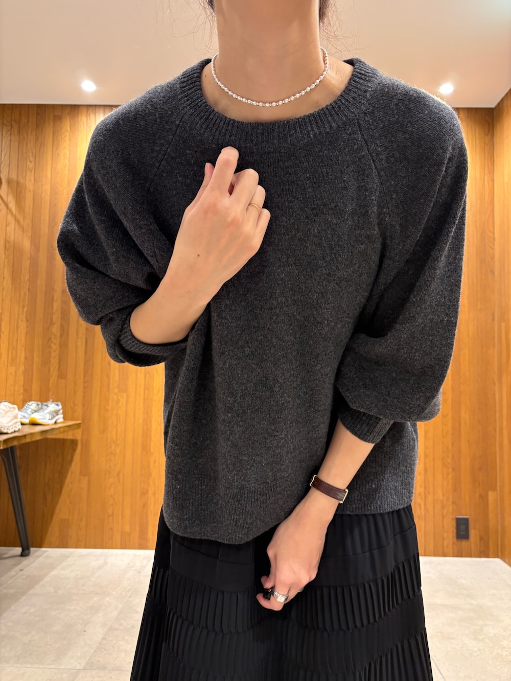 ブラック系のブーツ、グレー系のニット/セーター、グレー系のニット/セーターを着用したレディースの秋コーディネートの8枚目の写真