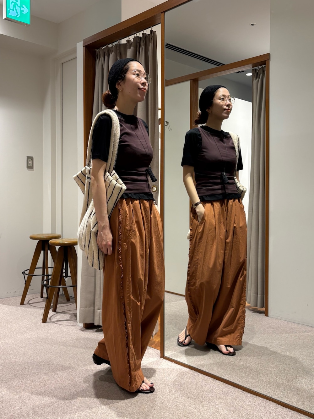 ブラック系のTシャツ/カットソー、ブラウン系のその他パンツ、ホワイト系のトートバッグを着用したレディースの夏コーディネートの5枚目の写真