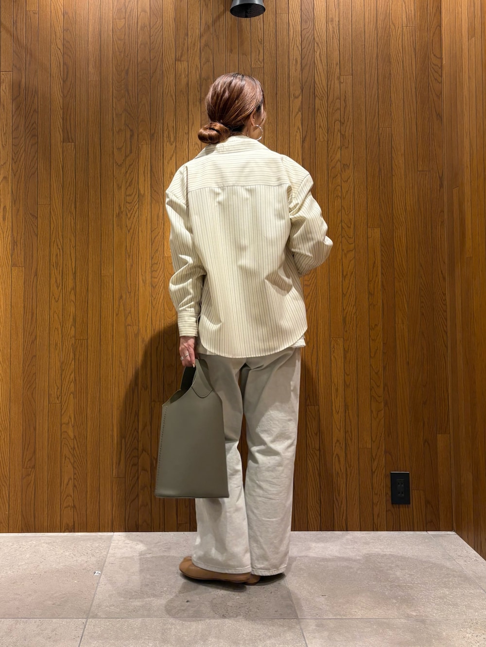 その他のシャツ/ブラウス、ホワイト系のシャツ/ブラウス、グレー系のデニムパンツを着用したレディースの冬コーディネートの3枚目の写真