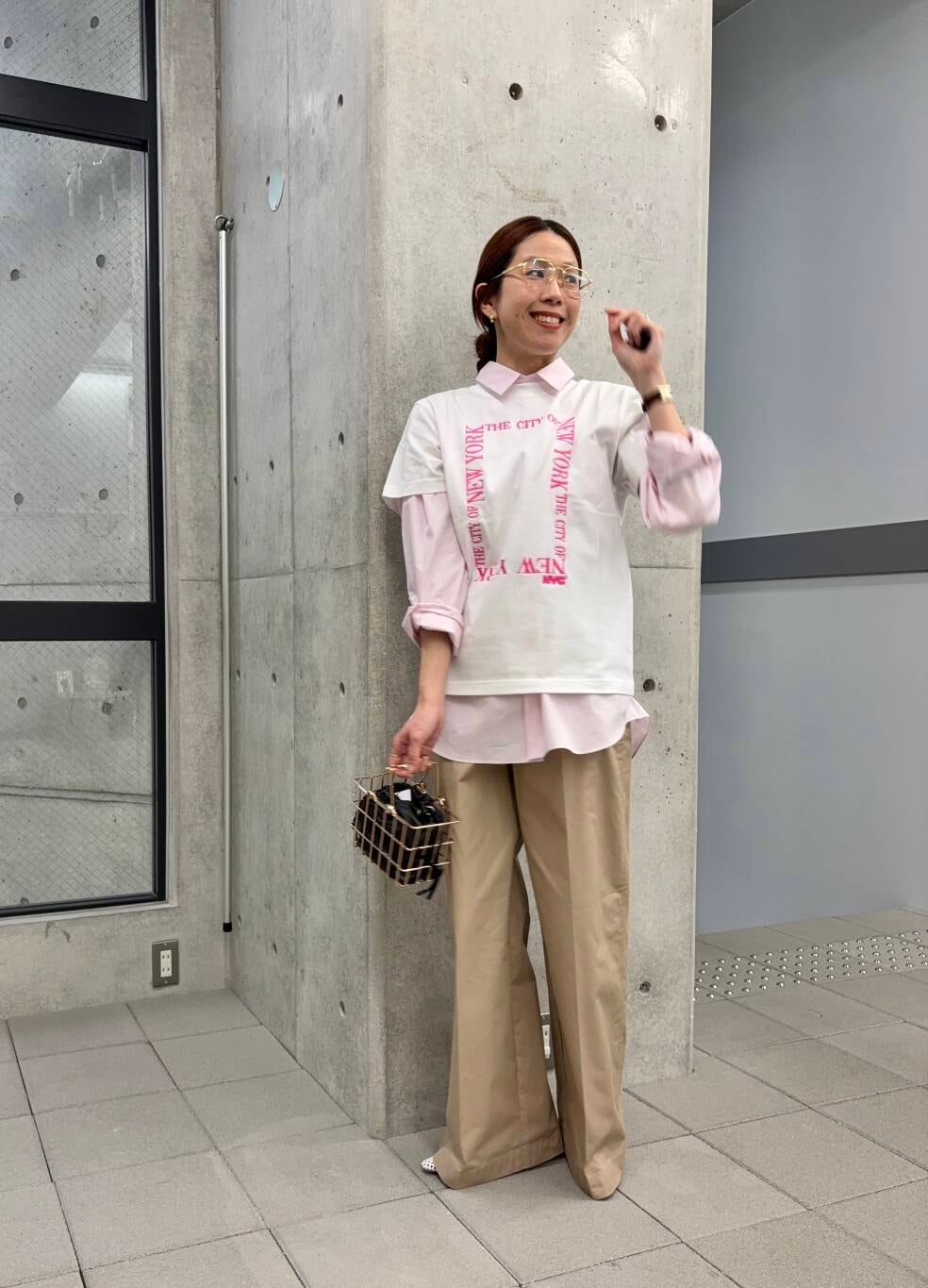 ホワイト系のTシャツ/カットソー、ピンク系のシャツ/ブラウスを着用したレディースの春コーディネートの5枚目の写真