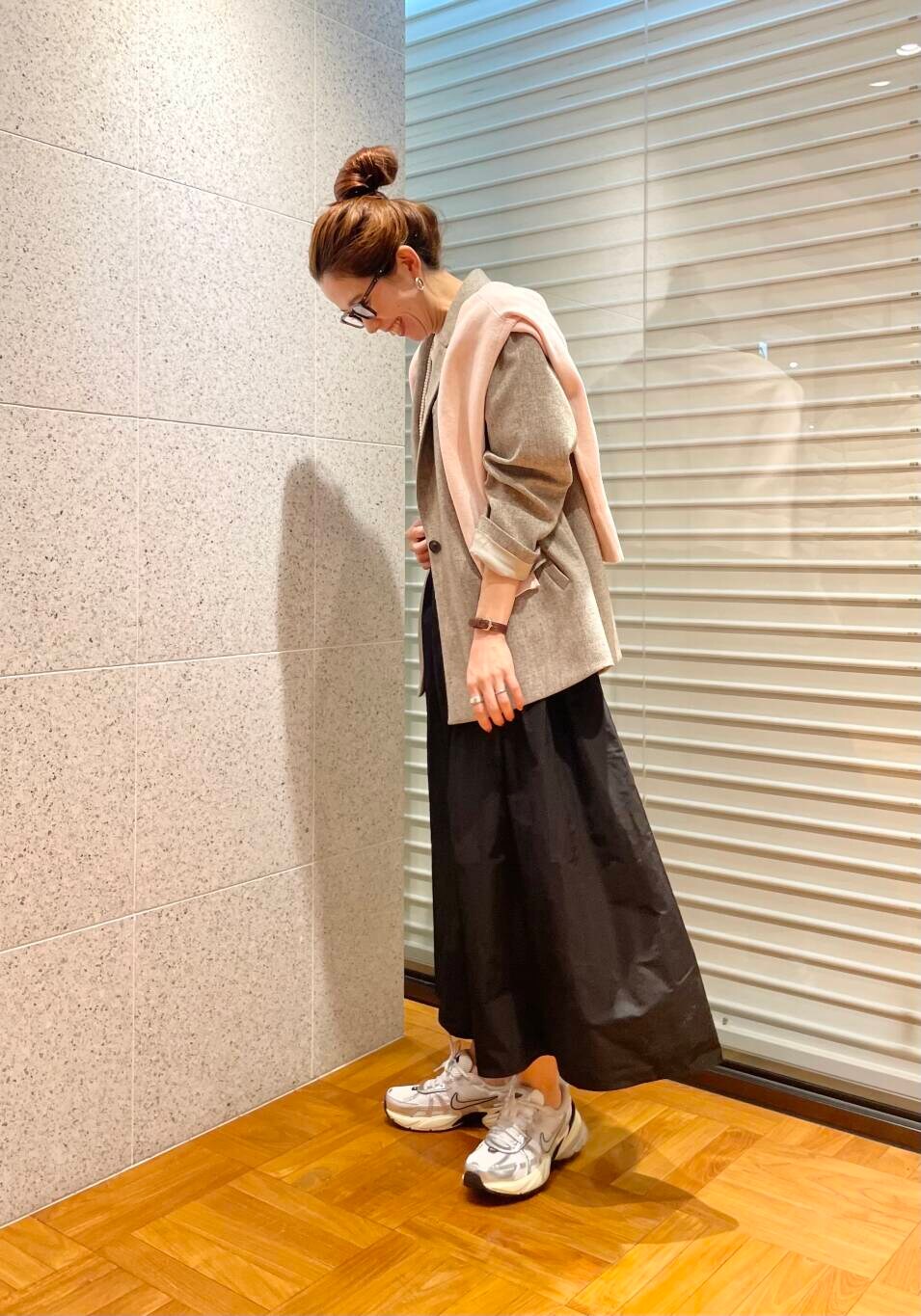 ベージュ系のその他アウター、ブラック系のスカート、ピンク系のチュニックを着用したレディースの冬コーディネートの4枚目の写真