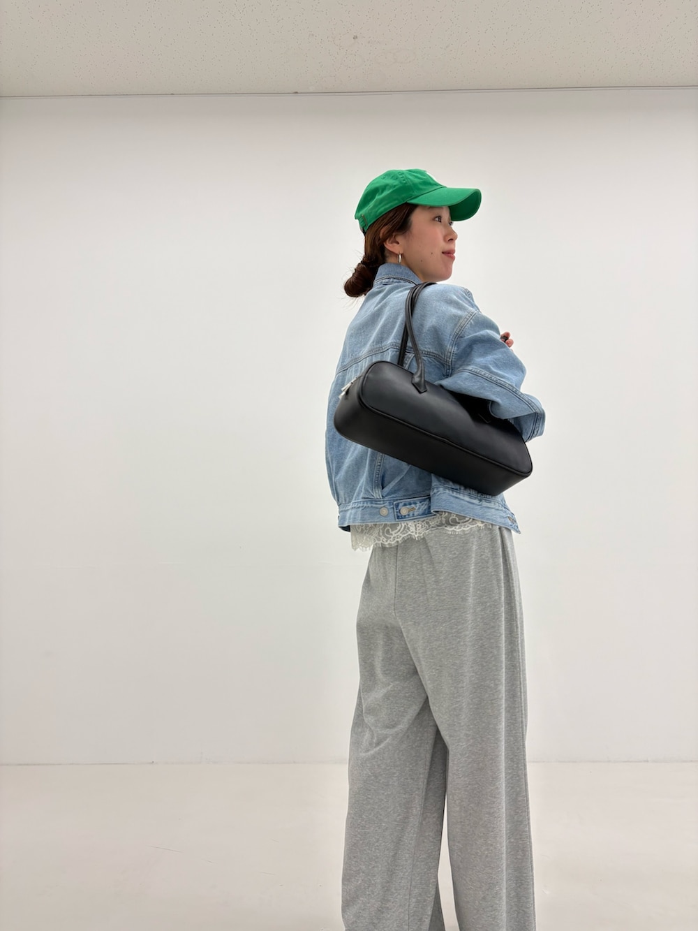 グレー系のその他パンツ、ホワイト系のキャミソール、ブルー系のデニムジャケットを着用したレディースの冬コーディネートの7枚目の写真