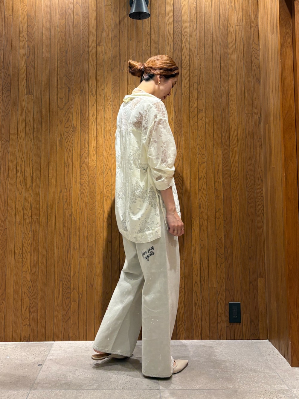 ホワイト系のシャツ/ブラウス、グレー系のデニムパンツ、ブラウン系のハンドバッグを着用したレディースの夏コーディネートの4枚目の写真