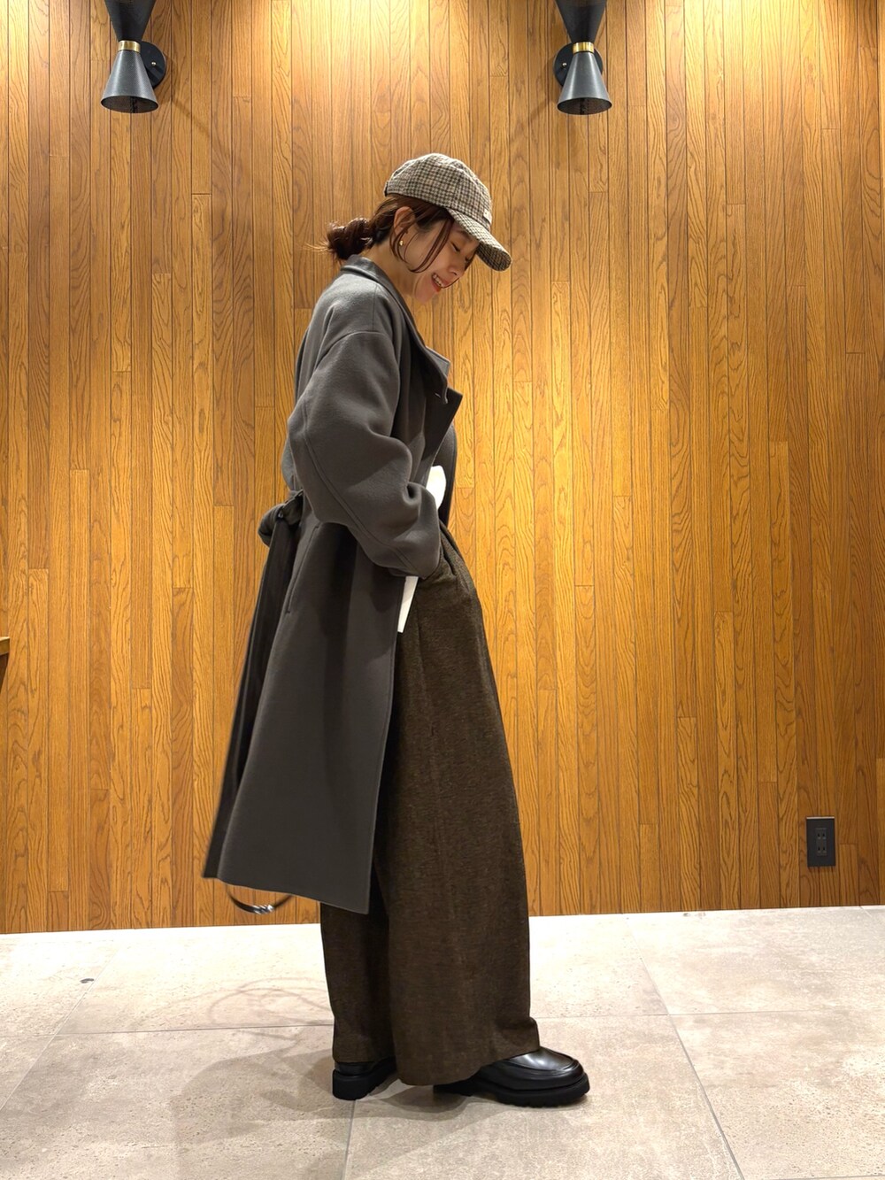 イエロー系のその他パンツ、ブラック系のローファー、ブラック系のショルダーバッグを着用したレディースの冬コーディネートの2枚目の写真