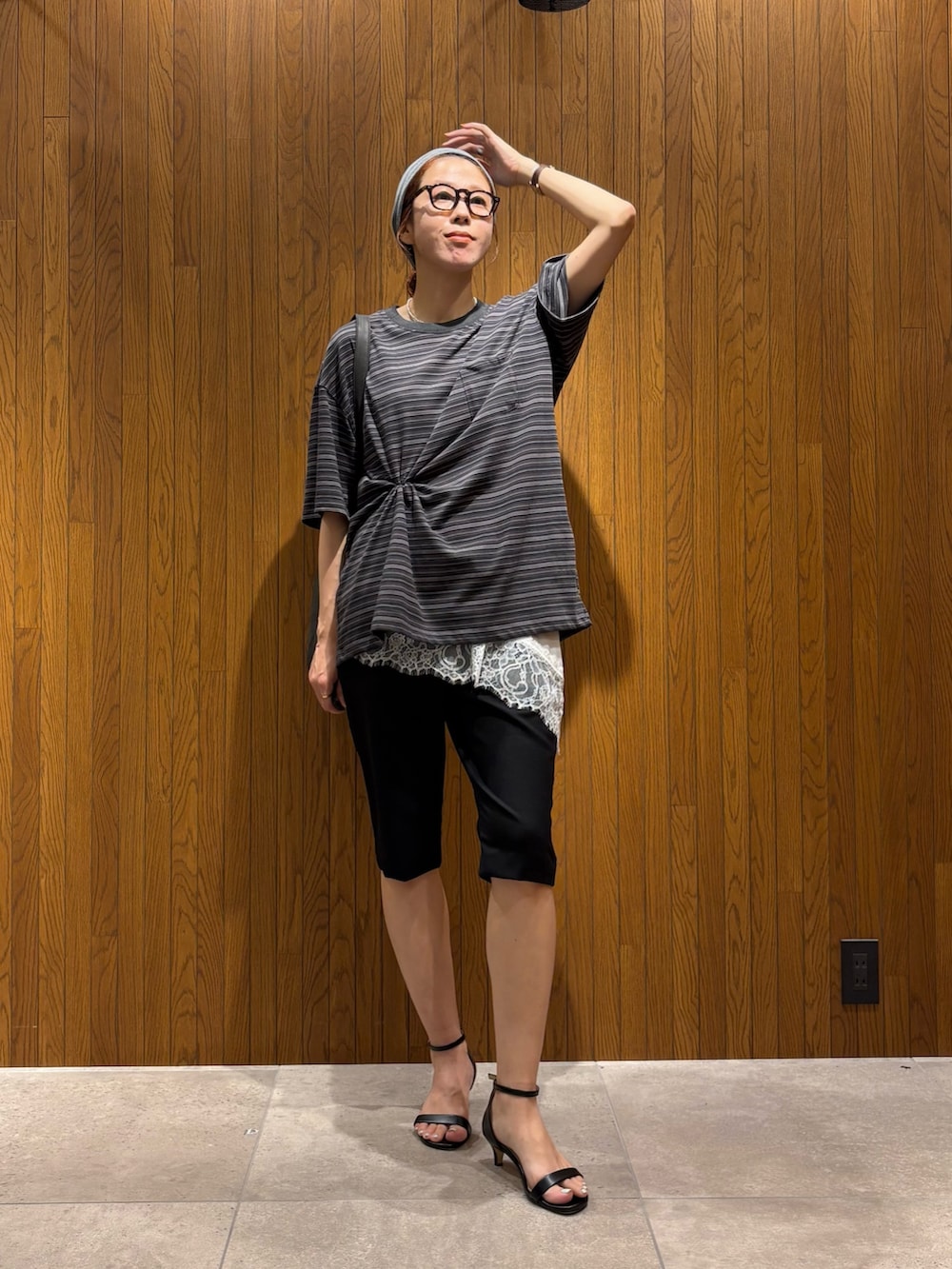 ホワイト系のキャミソール、ブラック系のその他パンツ、ブラウン系のTシャツ/カットソーを着用したレディースの夏コーディネートの5枚目の写真
