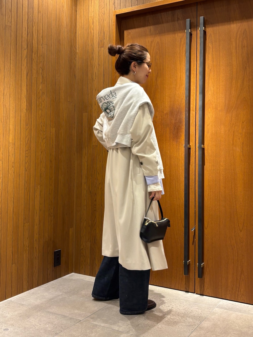 グレー系のトレンチコート、その他のシャツ/ブラウス、ホワイト系のシャツ/ブラウスを着用したレディースの冬コーディネートの3枚目の写真