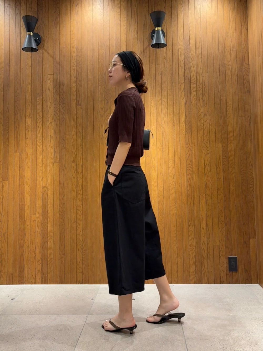 ブラウン系のニット/セーター、ブラック系のその他パンツ、ブラック系のサンダルを着用したレディースの夏コーディネートの2枚目の写真