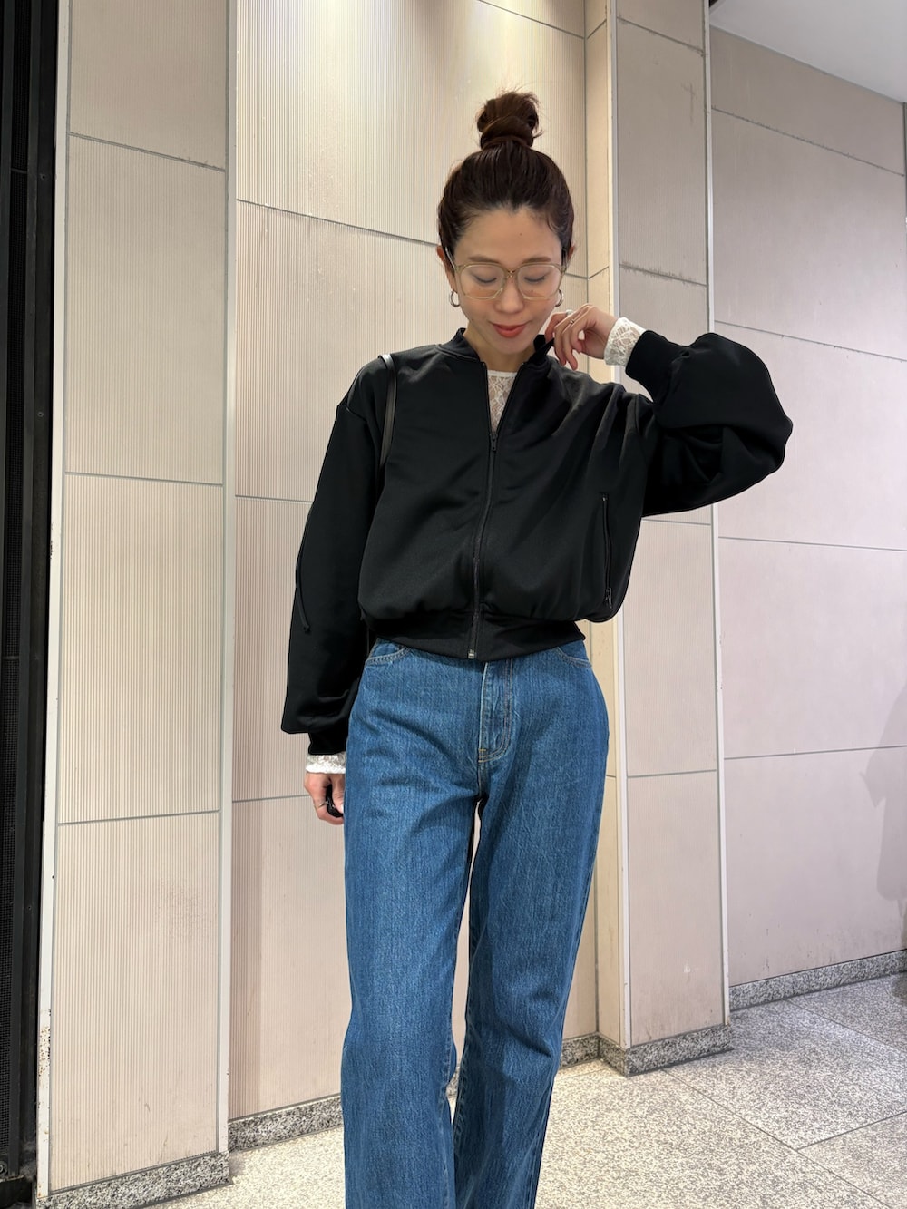 グレー系のその他アウター、ブラック系のブルゾン、ブラック系のショルダーバッグを着用したレディースの冬コーディネートの8枚目の写真