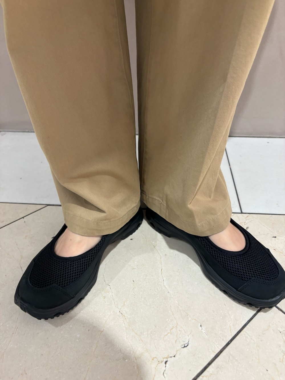 ベージュ系のその他パンツ、ブラック系のハンドバッグ、ホワイト系のニット/セーターを着用したレディースの春コーディネートの8枚目の写真