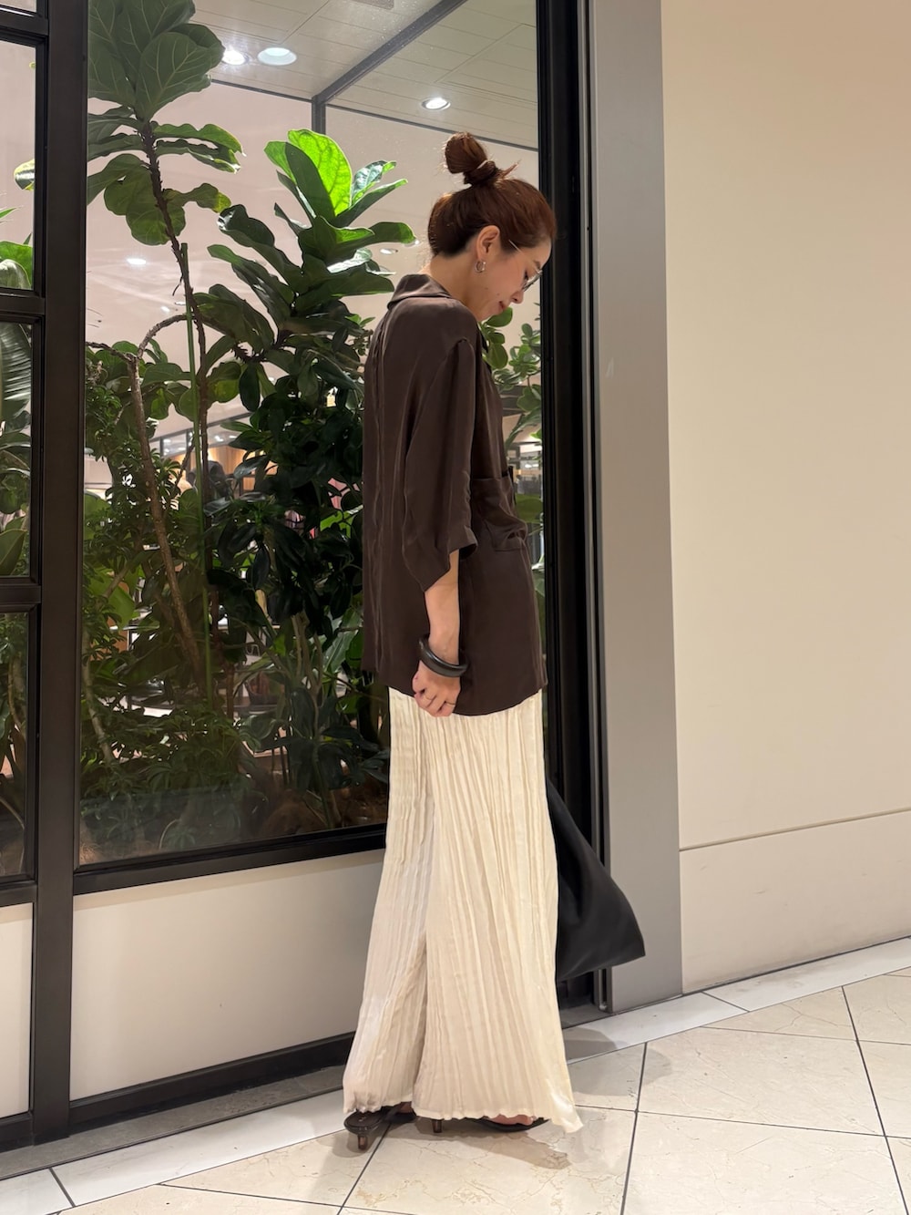 ブラウン系のシャツ/ブラウス、ホワイト系のその他パンツ、ブラウン系のサンダルを着用したレディースの夏コーディネートの4枚目の写真
