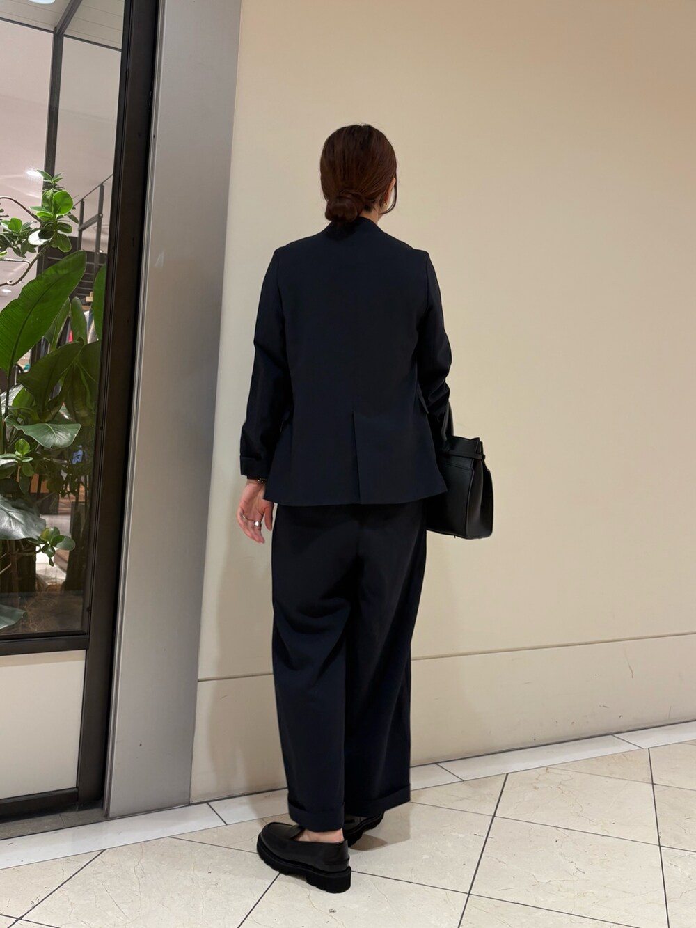 ブルー系のその他パンツ、ブルー系のノーカラージャケット、ブラック系のローファーを着用したレディースの冬コーディネートの3枚目の写真