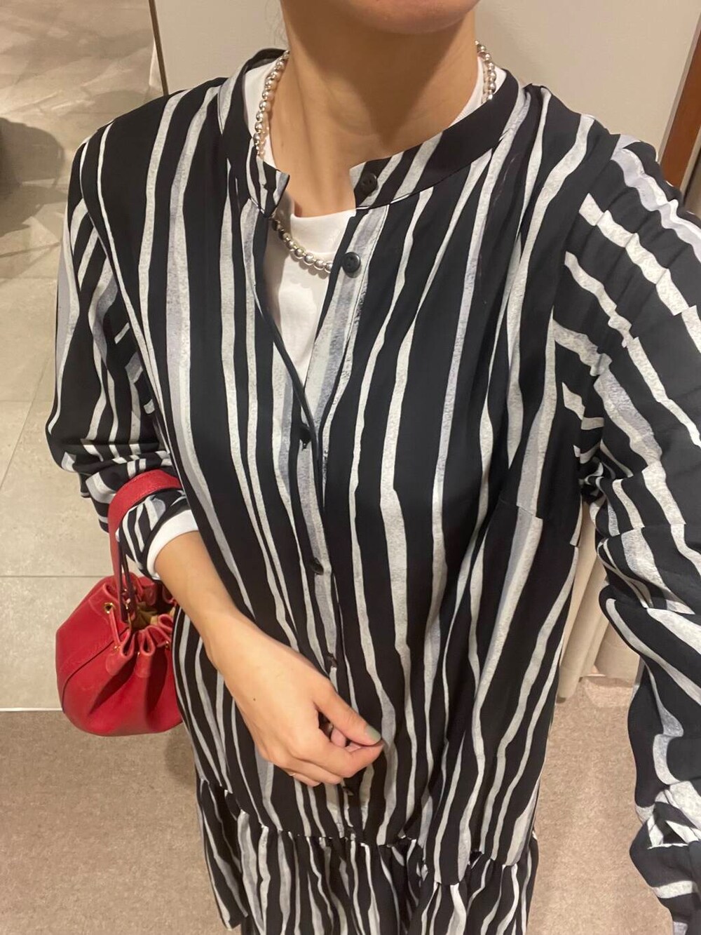 ブラック系のワンピースを着用したレディースの秋コーディネートの3枚目の写真