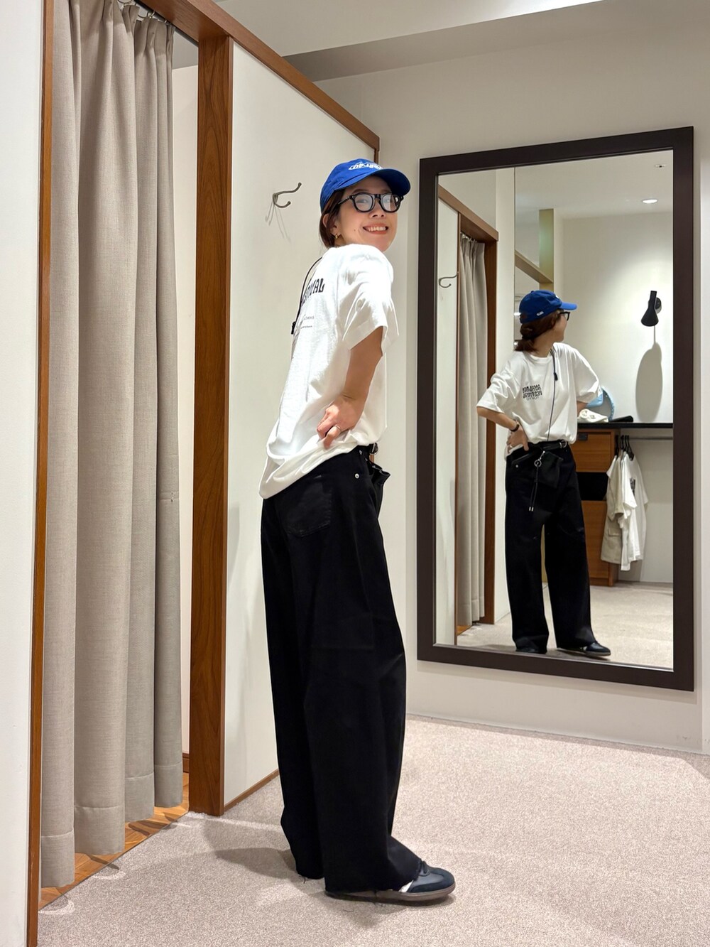 ブラック系のその他パンツ、ブラック系のスニーカー、ホワイト系のTシャツ/カットソーを着用したレディースの夏コーディネートの3枚目の写真