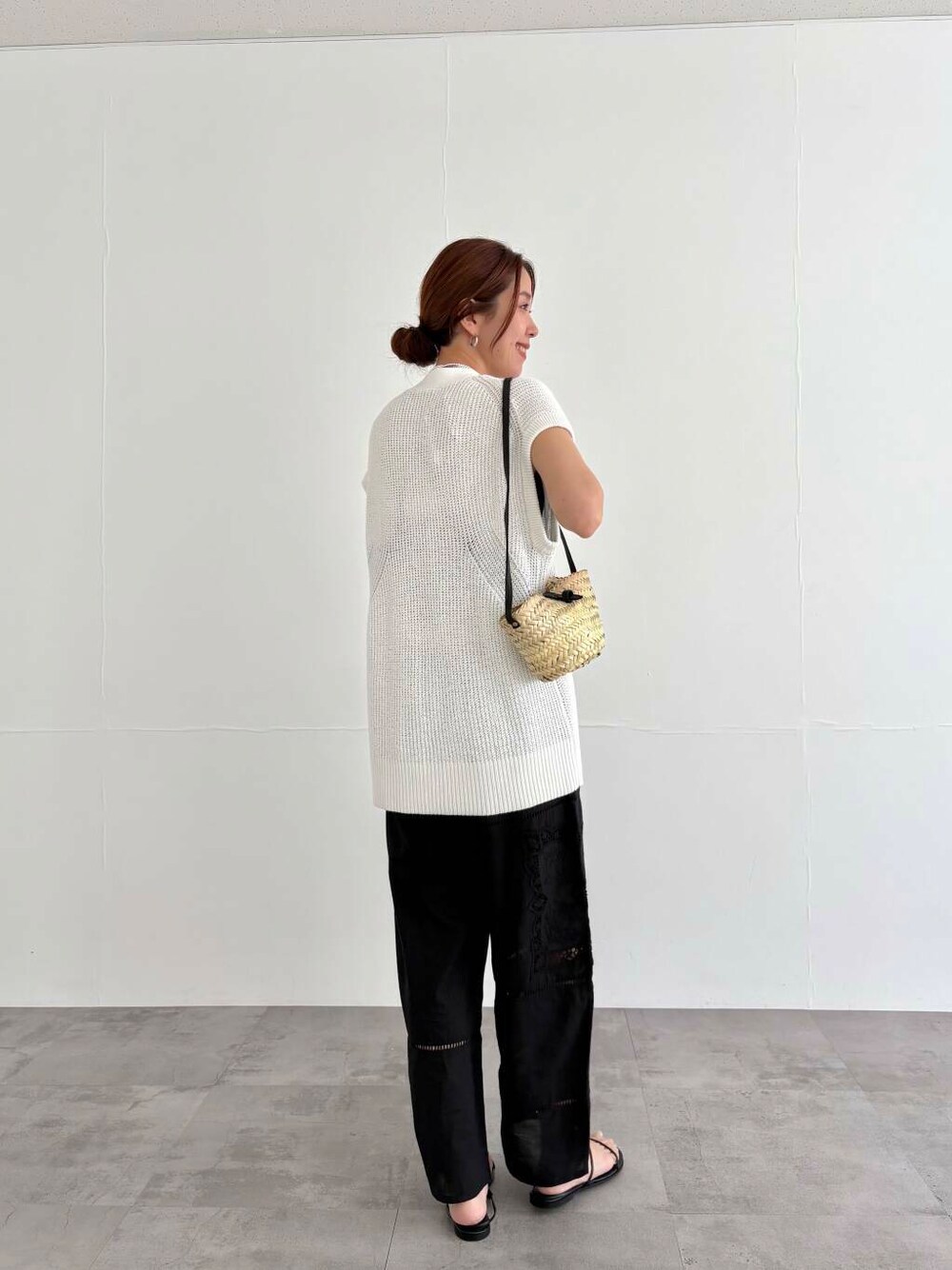 ブラック系のキャミソール、ブラック系のその他パンツ、ブラック系のサンダルを着用したレディースの夏コーディネートの3枚目の写真