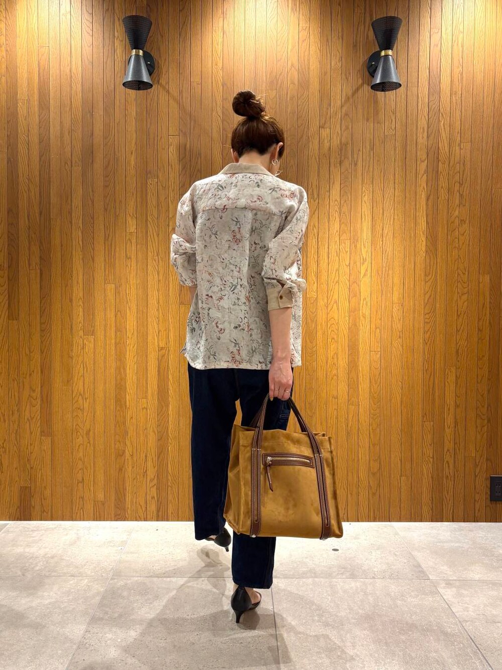 グリーン系のタンクトップ、ゴールド系のネックレスを着用したレディースの春コーディネートの4枚目の写真