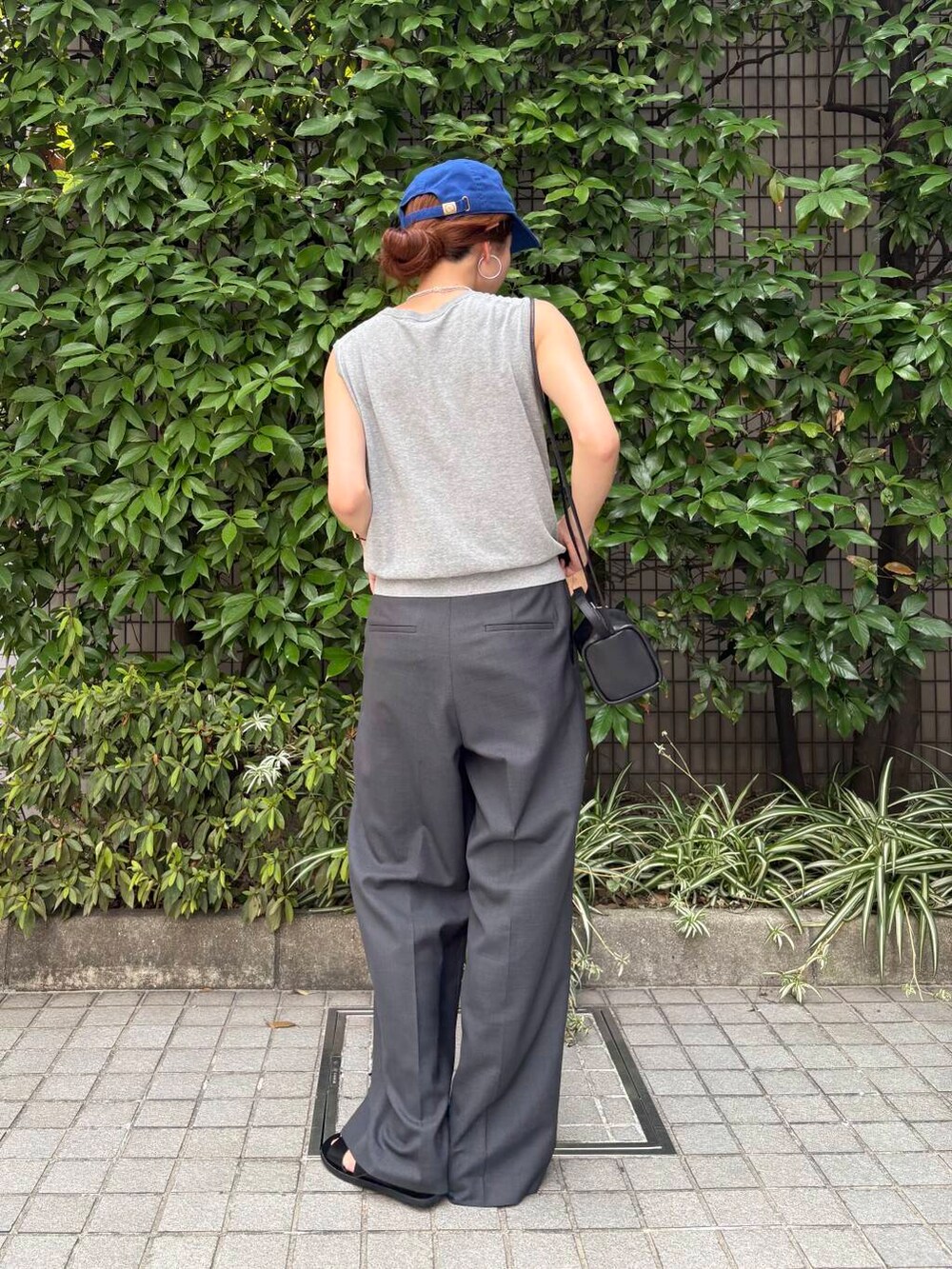 ブラック系のサンダル、グレー系のその他パンツ、ブラック系のショルダーバッグを着用したレディースの夏コーディネートの4枚目の写真