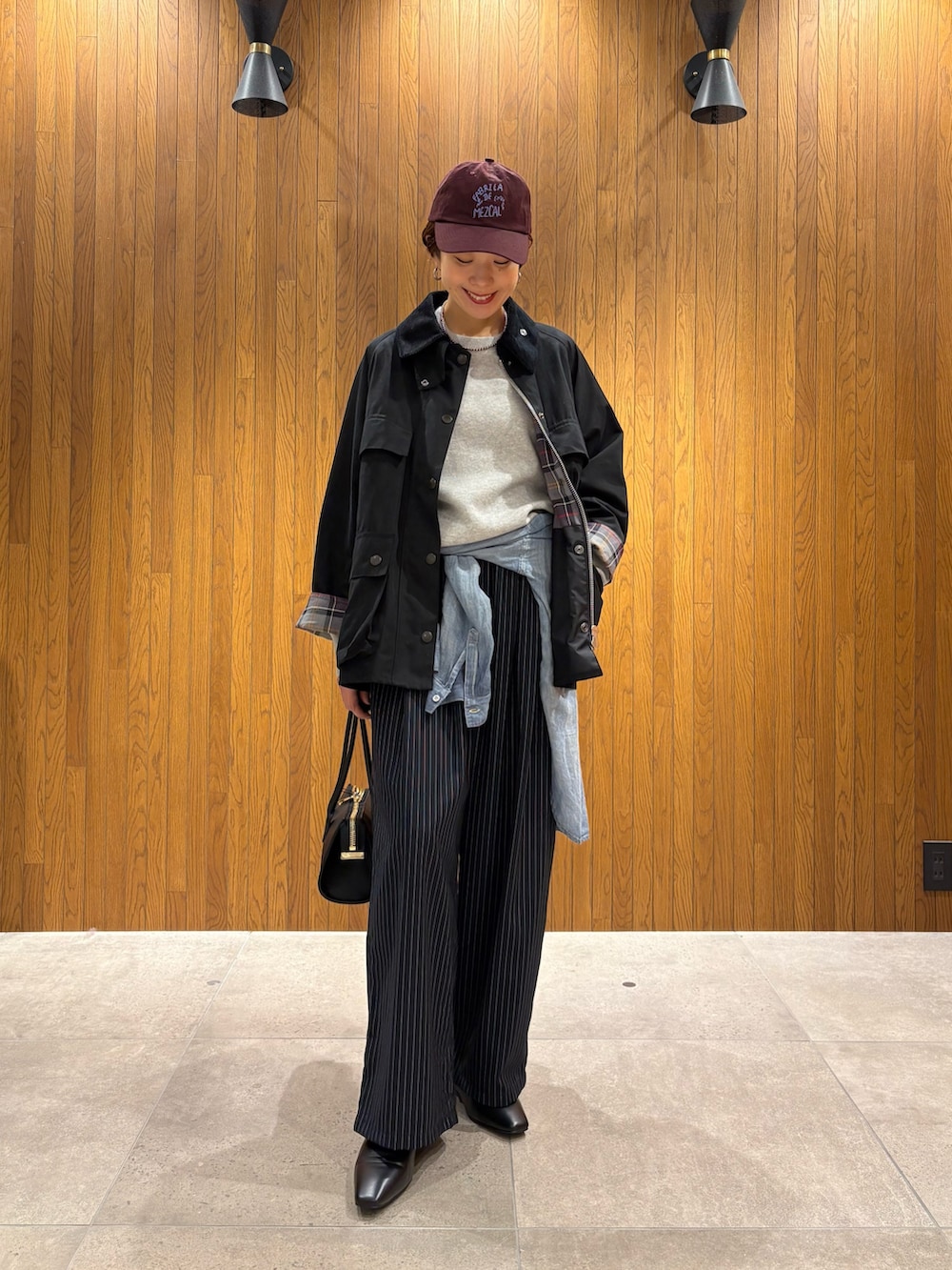 ブラック系のその他アウター、グレー系のその他パンツ、ブラック系のローファーを着用したレディースの秋コーディネートの6枚目の写真