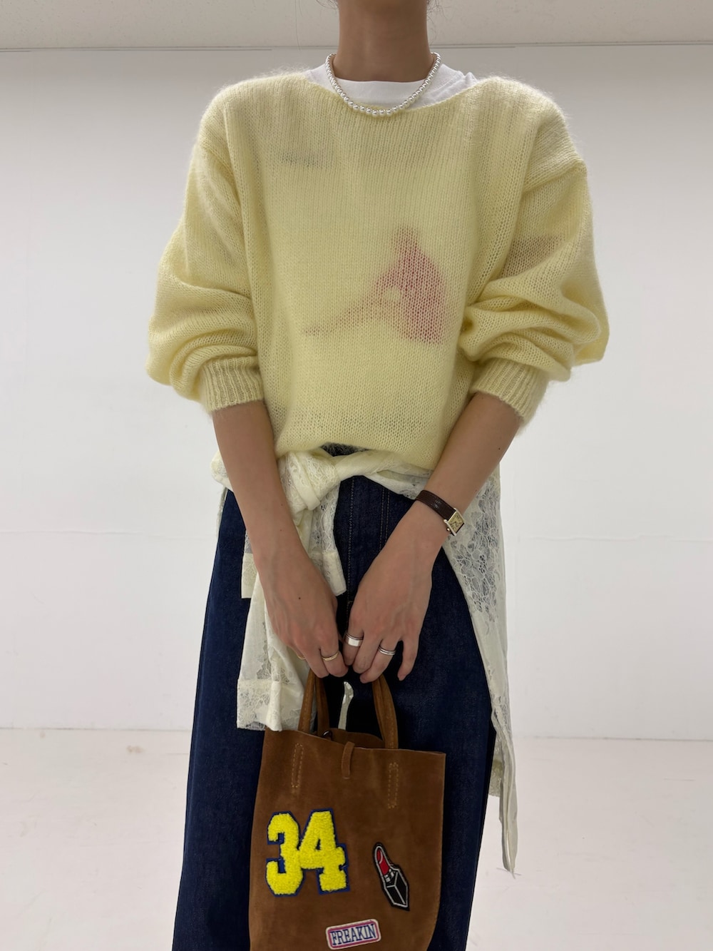 ホワイト系のシャツ/ブラウス、ホワイト系のTシャツ/カットソー、ブラウン系のトートバッグを着用したレディースの秋コーディネートの7枚目の写真