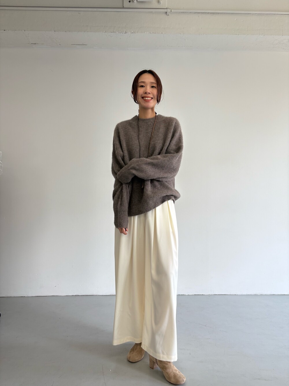 グリーン系のその他アウター、ホワイト系のその他パンツ、パープル系のブーツを着用したレディースの冬コーディネートの5枚目の写真