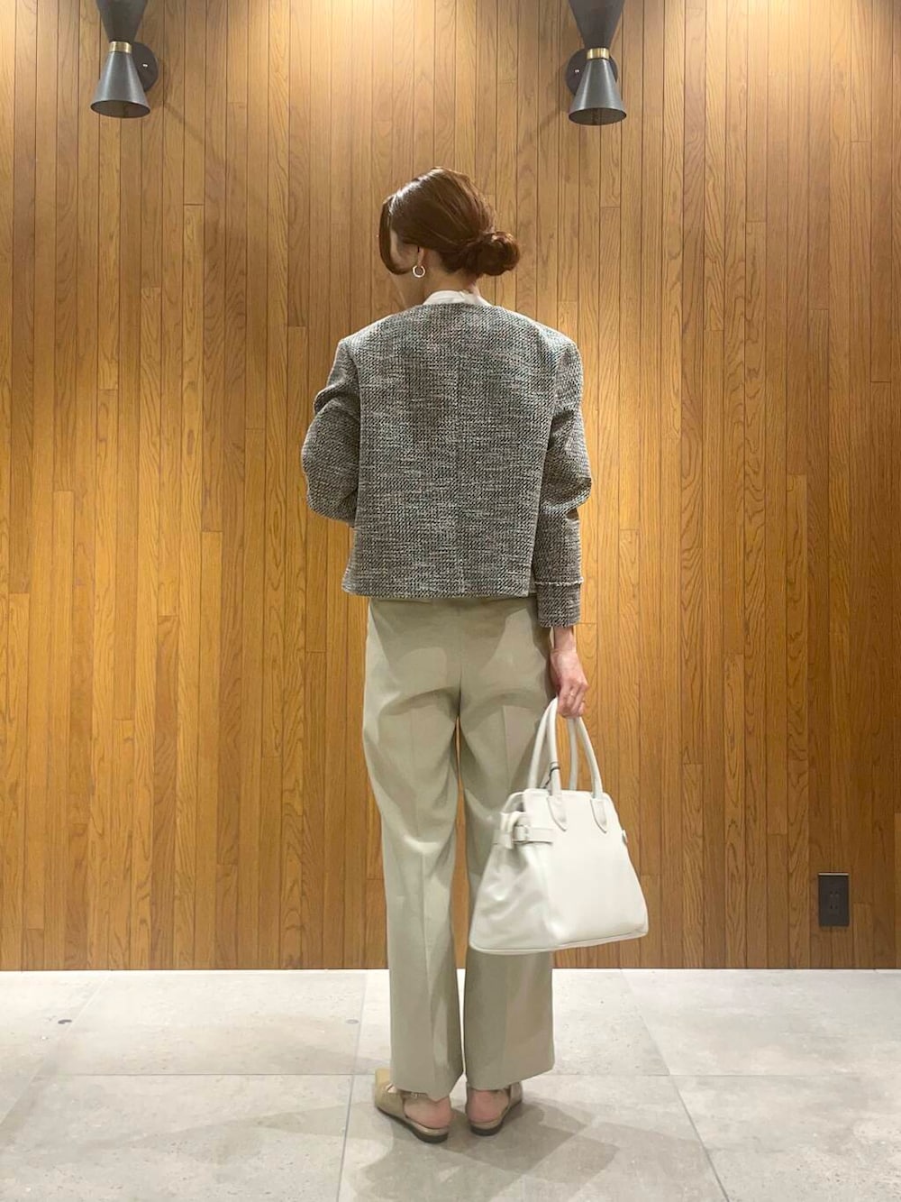 ベージュ系のその他パンツ、ブラック系のノーカラージャケット、ホワイト系のシャツ/ブラウスを着用したレディースの冬コーディネートの4枚目の写真