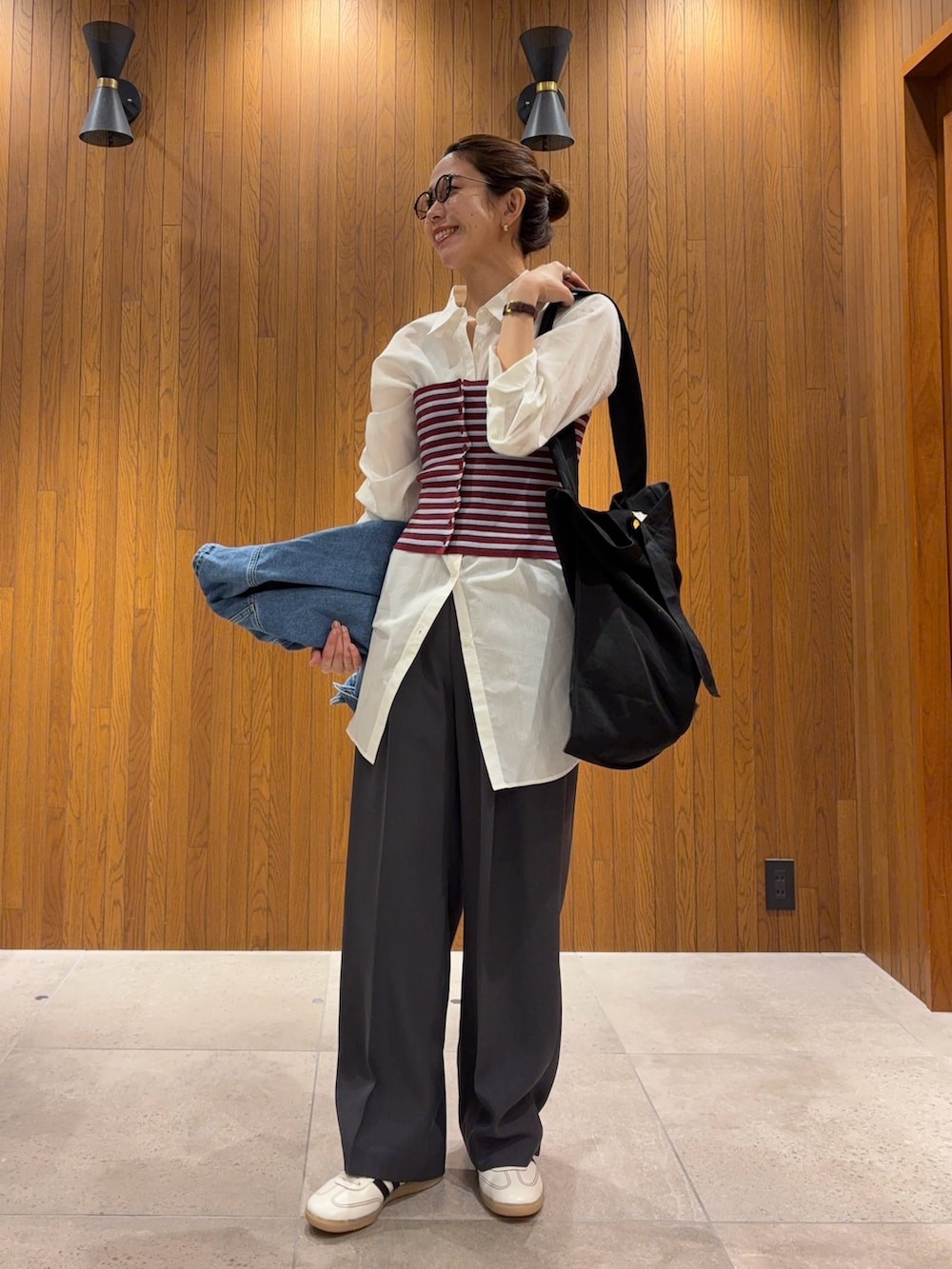 レッド系のニット/セーター、その他のシャツ/ブラウス、グレー系のその他パンツを着用したレディースの冬コーディネートの6枚目の写真