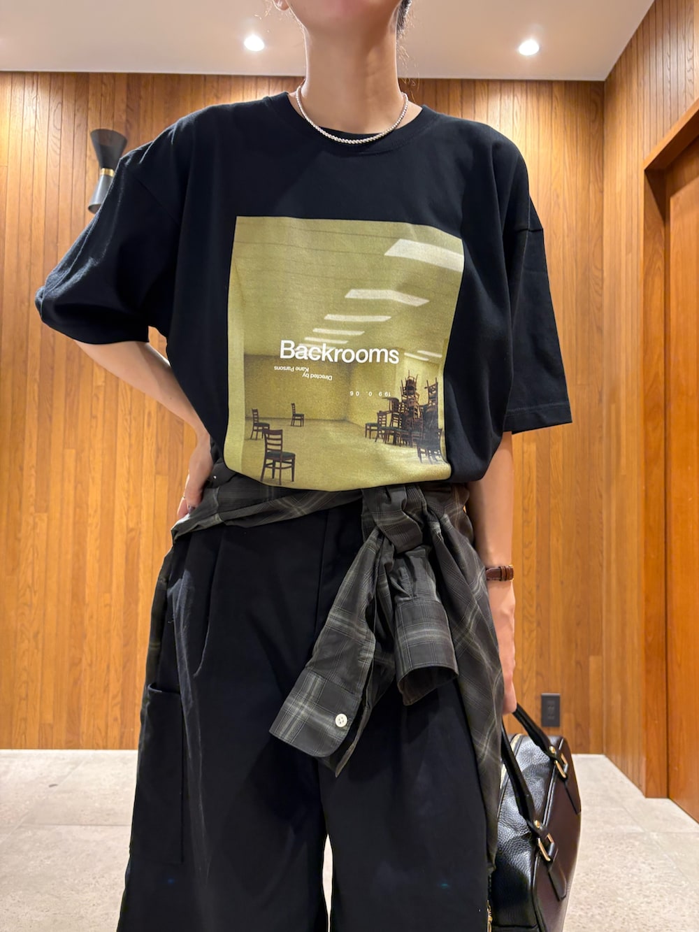 ブラック系のTシャツ/カットソー、ブラック系のその他パンツ、ブラック系のローファーを着用したレディースの秋コーディネートの5枚目の写真