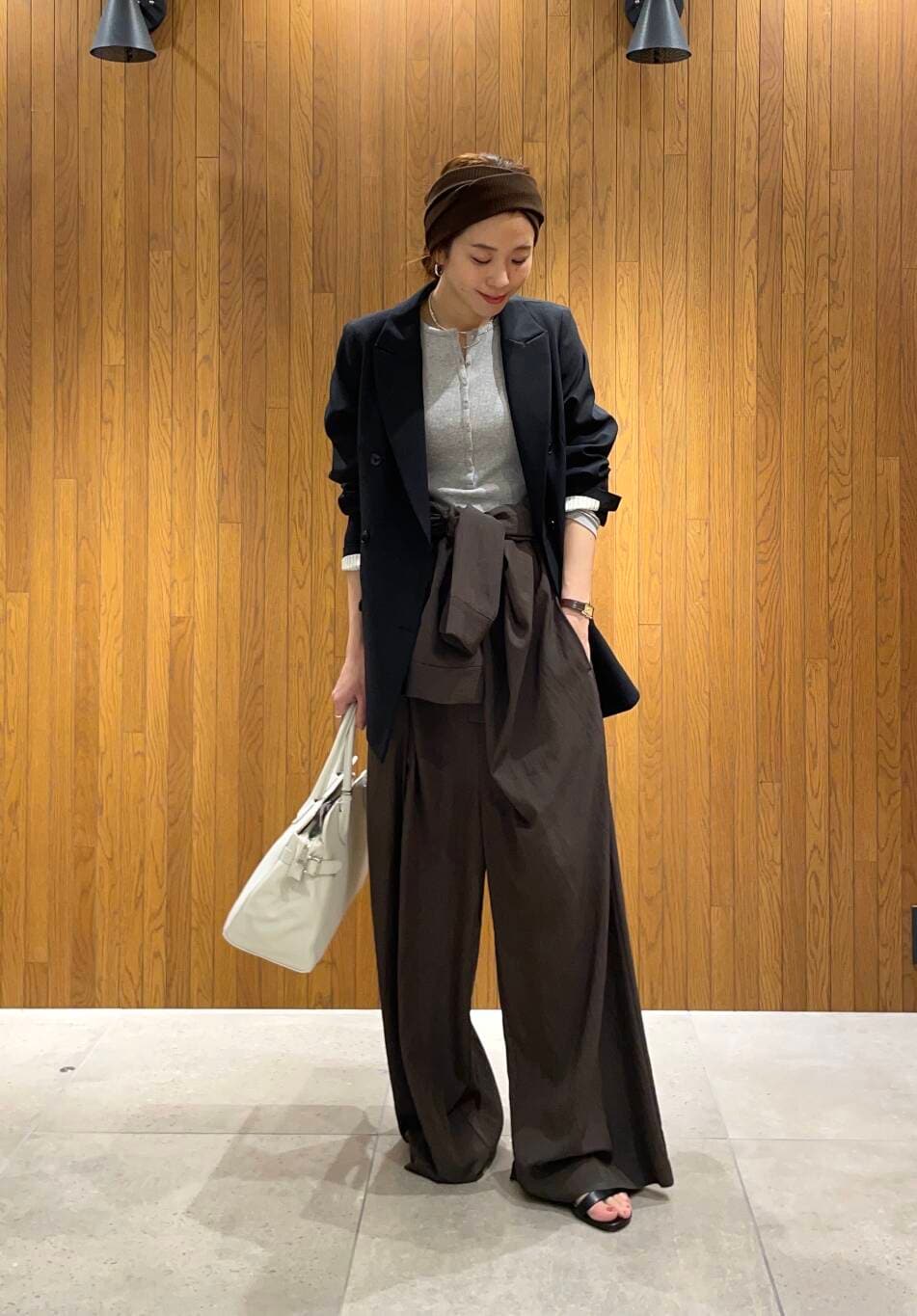 ブラック系のその他アウター、ブラウン系のサロペット/オーバーオール、グレー系のTシャツ/カットソーを着用したレディースの春コーディネートの4枚目の写真