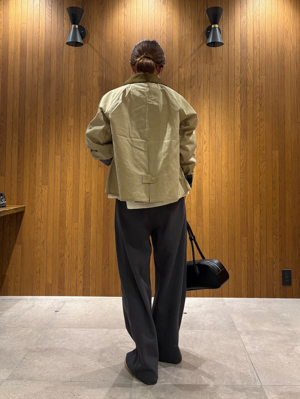 レッド系のTシャツ/カットソー、ホワイト系のTシャツ/カットソー、グレー系のその他パンツを着用したレディースの春コーディネートの4枚目の写真