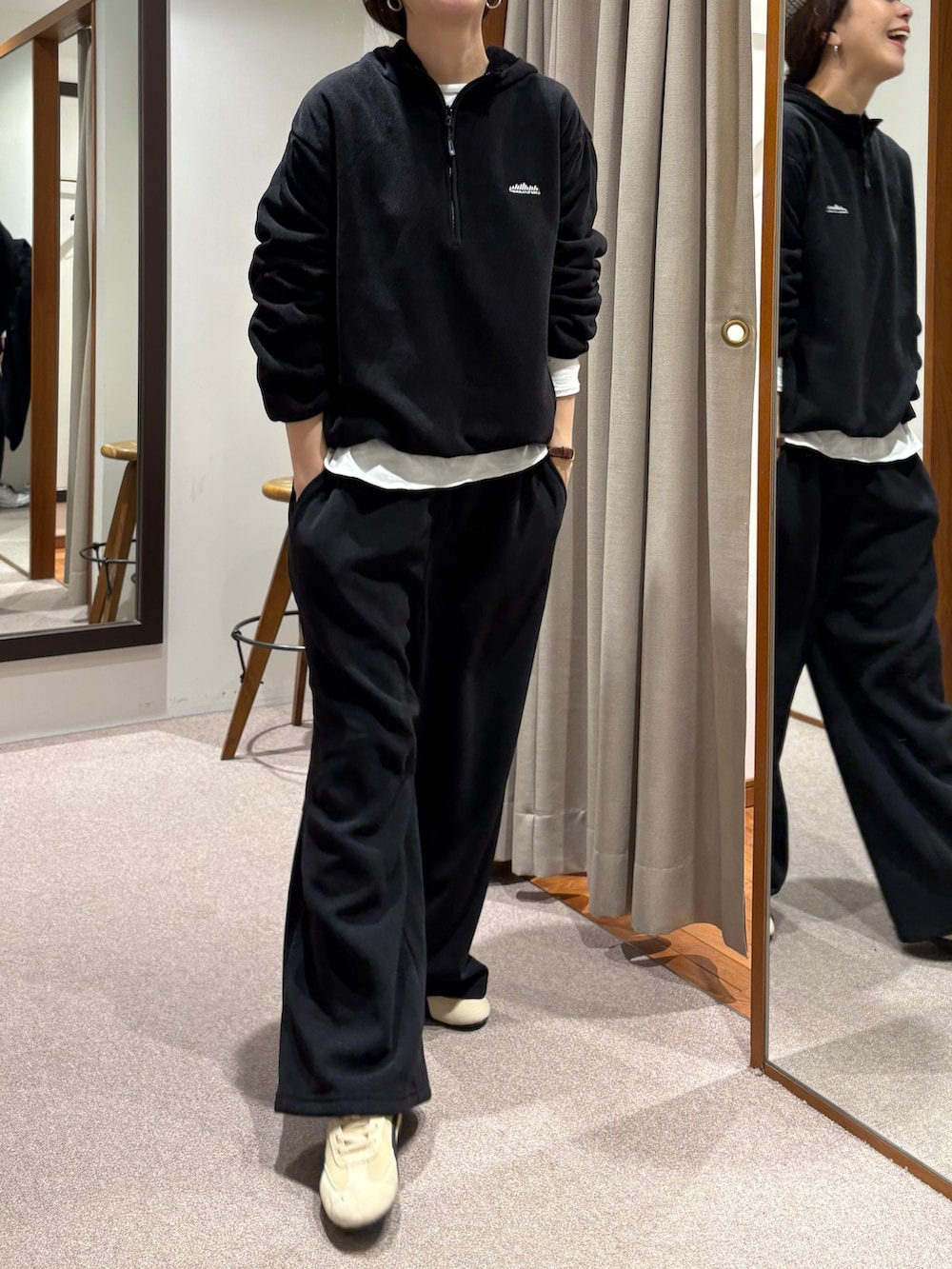 ブルー系のテーラードジャケット、ブラック系のパーカー、ブラック系のその他パンツを着用したレディースの冬コーディネートの6枚目の写真