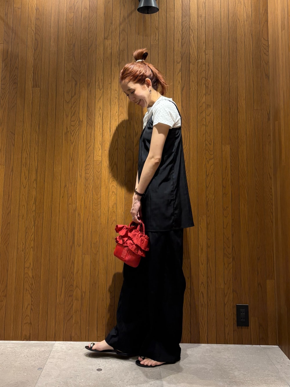 ブラック系のキャミソール、ブラック系のその他パンツ、ホワイト系のTシャツ/カットソーを着用したレディースの夏コーディネートの2枚目の写真