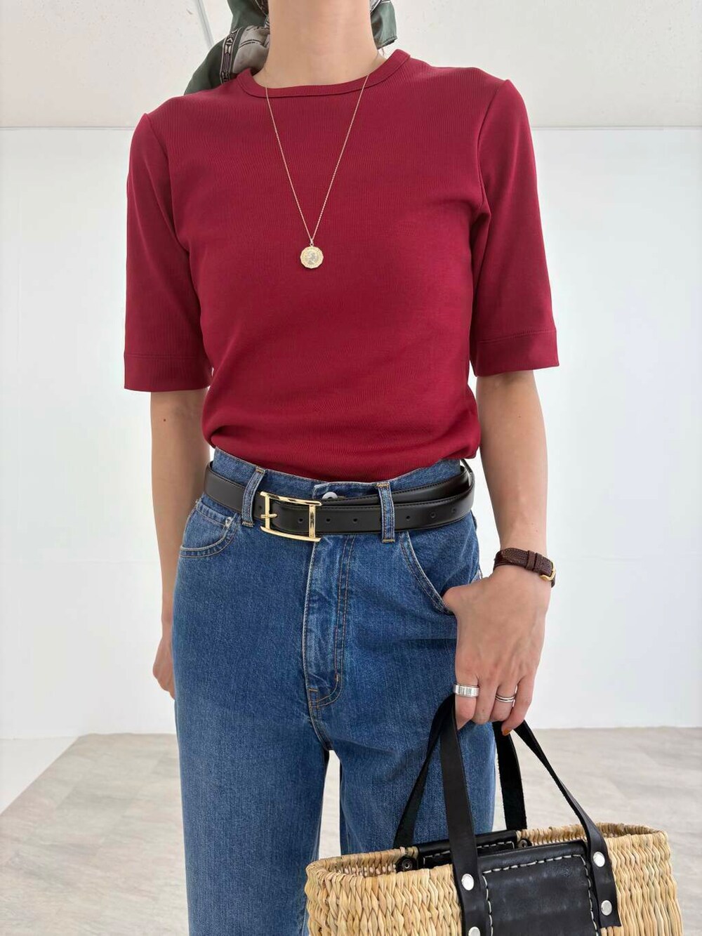 ブラック系のかごバッグ、ブルー系のデニムパンツ、レッド系のTシャツ/カットソーを着用したレディースの夏コーディネートの8枚目の写真