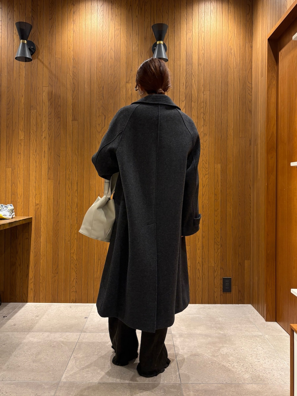 レッド系のニット/セーター、グリーン系のその他パンツ、グレー系のその他アウターを着用したレディースの秋コーディネートの10枚目の写真