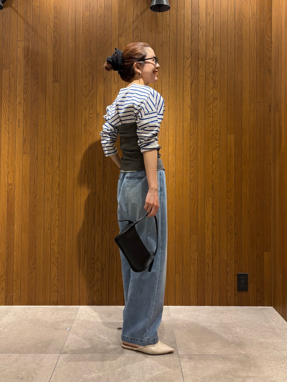 ブルー系のデニムパンツ、グレー系のスカート、ブルー系のTシャツ/カットソーを着用したレディースの春コーディネートの2枚目の写真