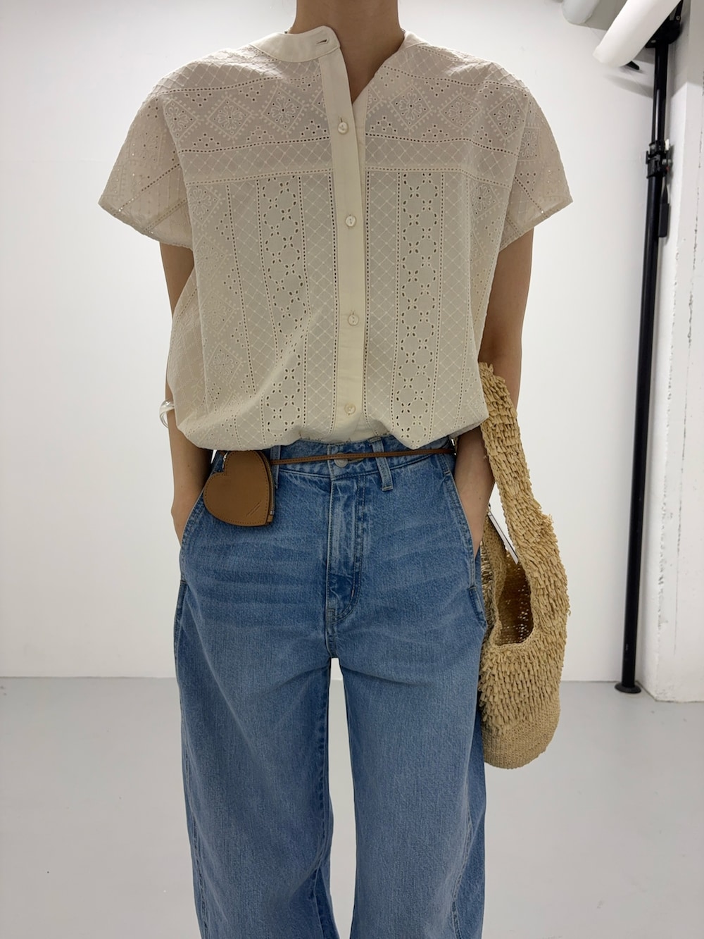 ホワイト系のシャツ/ブラウス、ブルー系のデニムパンツ、ベージュ系のサンダルを着用したレディースの夏コーディネートの6枚目の写真