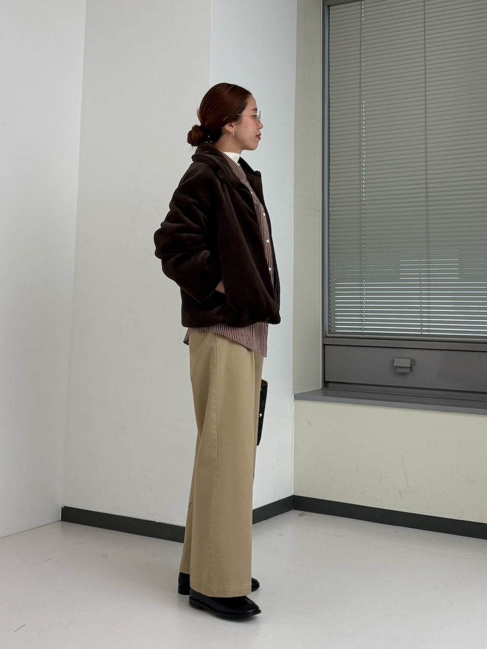 ブラウン系のその他アウター、レッド系のシャツ/ブラウス、ベージュ系のその他パンツを着用したレディースの秋コーディネートの4枚目の写真