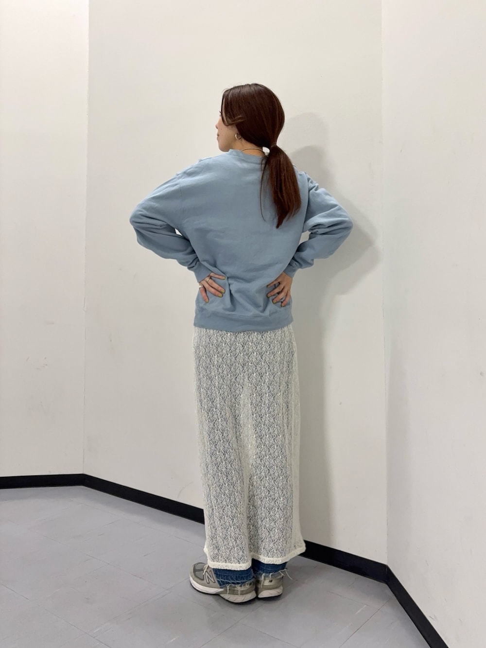 ホワイト系のスカート、ブルー系のスウェットを着用したレディースの冬コーディネートの3枚目の写真