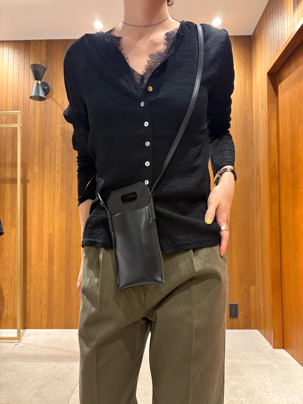 ブラック系のタンクトップ、グリーン系のその他パンツ、ブラック系のカーディガン/ボレロを着用したレディースの夏コーディネートの6枚目の写真