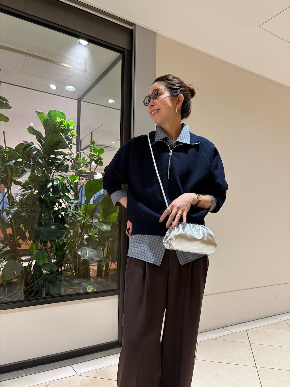 ブルー系のスウェット、ブルー系のシャツ/ブラウス、ブラウン系のその他パンツを着用したレディースの冬コーディネートの6枚目の写真