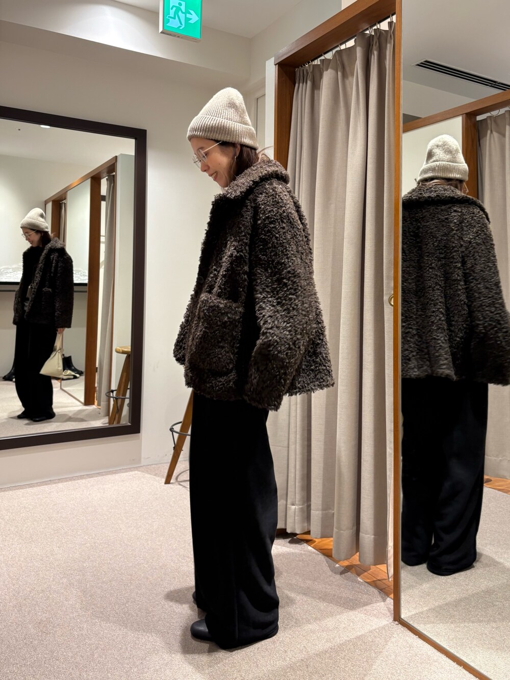 ブラウン系のその他アウター、ブラック系のその他パンツ、ブラック系のニット/セーターを着用したレディースの冬コーディネートの4枚目の写真