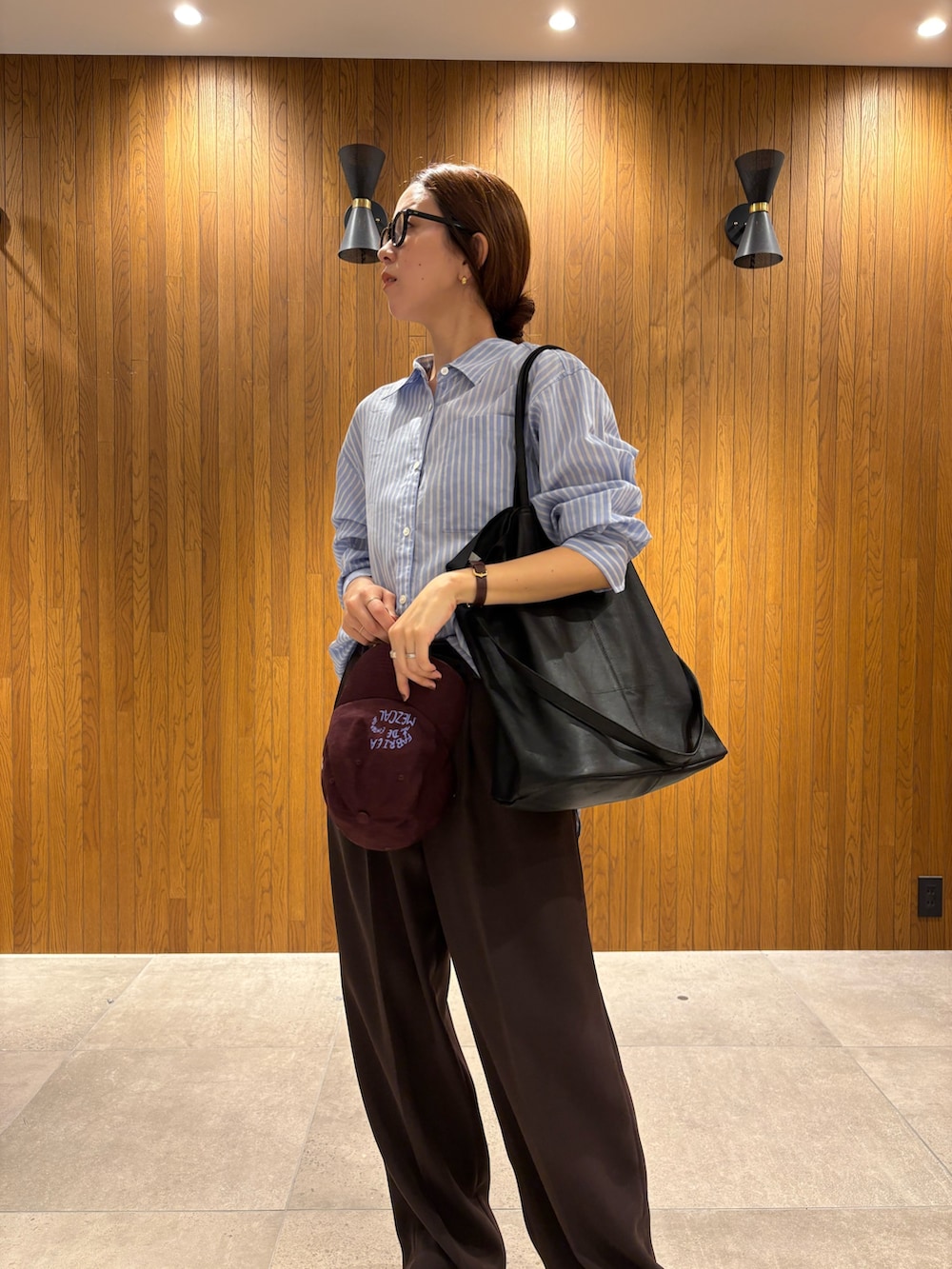 ブラウン系のその他パンツ、ホワイト系のスニーカー、その他のシャツ/ブラウスを着用したレディースの秋コーディネートの7枚目の写真